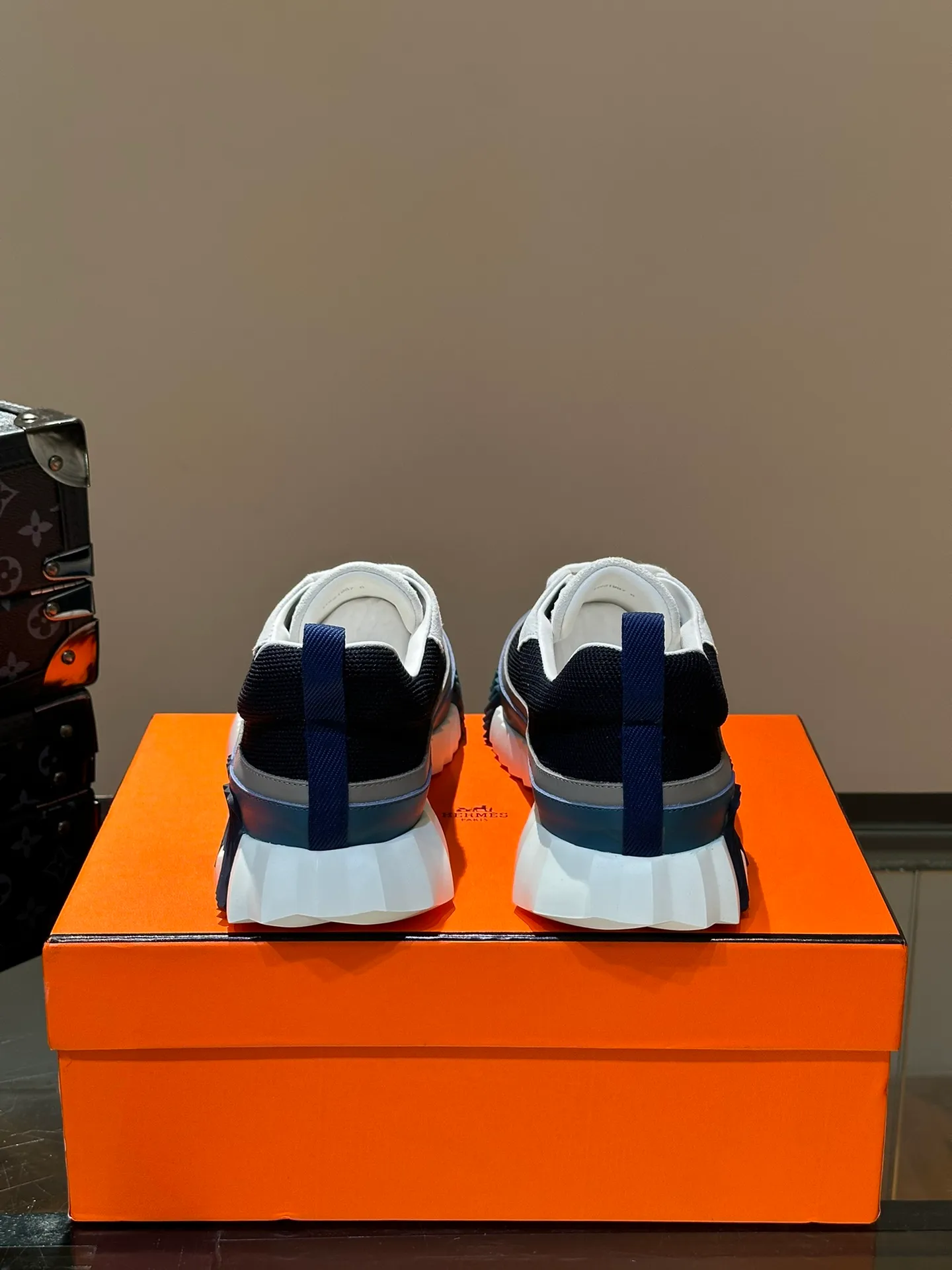 Men's shoes 💰p420 "hermes*" new men's casual sports shoes, the upper is made of cowhide leather and high-end mesh, imported materials, full of texture, the light sole is decorated with contrasting patterns, creating a versatile fashion style. Size: 38-44 (45.46 customized)